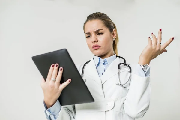 Hübsche junge Ärztin mit digitalem Tablet — Stockfoto