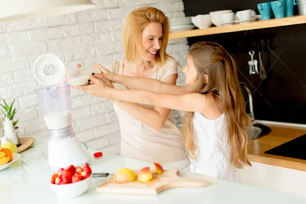 Anne ve kızı shealthy smoothie hazırlık — Stok fotoğraf