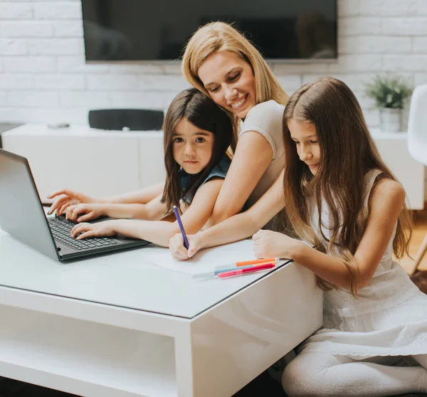 Mother and daughter in the room surfing on the laptop at home — Stock Photo, Image
