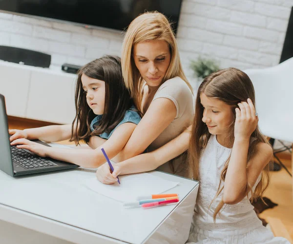 Mother and daughter in the room surfing on the laptop at home — Stock Photo, Image