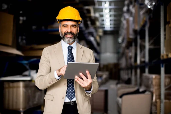 Hombre de negocios de mediana edad con tableta digital en fábrica — Foto de Stock