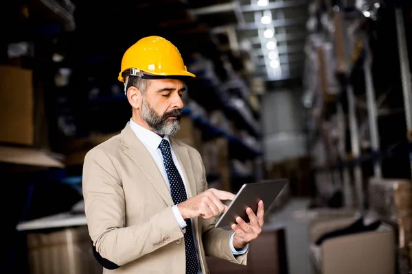 Middelbare leeftijd zakenman met digitale tablet in fabriek — Stockfoto