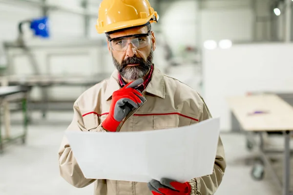 Senior supervisor looking at projest in the factory — Stock Photo, Image