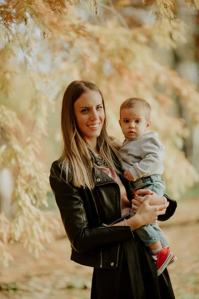 Morher e bebê filho no parque de outono — Fotografia de Stock