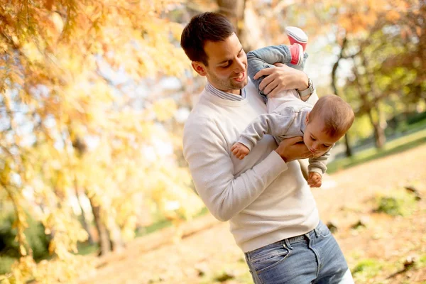 Jovem pai e bebê menino no parque de outono — Fotografia de Stock