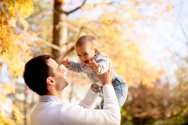 Joven padre y bebé en el parque de otoño — Foto de Stock