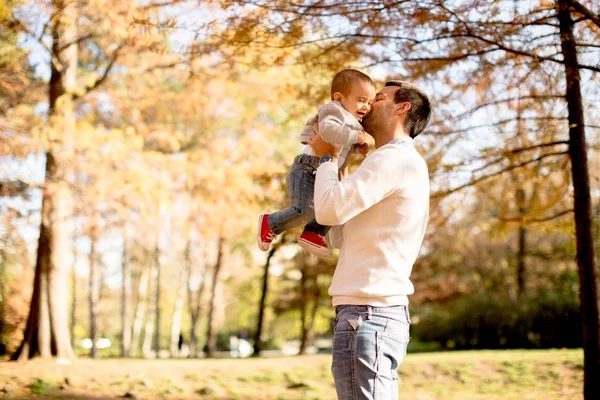 Jovem pai e bebê menino no parque de outono — Fotografia de Stock