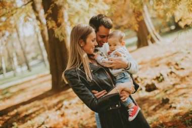 Mutlu anne bebek çocuk sonbahar Park ile eğlenin