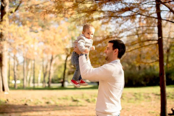 Genç Baba Güneşli Gün Sonbahar Parkta Oynarken Bebeğim — Stok fotoğraf