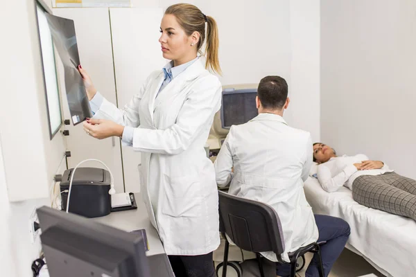 Jovem médico olhando para a imagem de raio-x — Fotografia de Stock