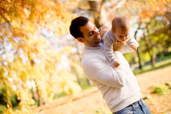 Genç Baba Güneşli Gün Sonbahar Parkta Oynarken Bebeğim — Stok fotoğraf