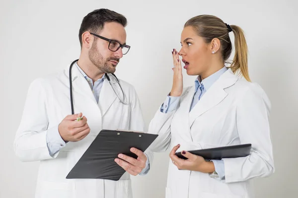 Médicos jóvenes con tableta digital —  Fotos de Stock