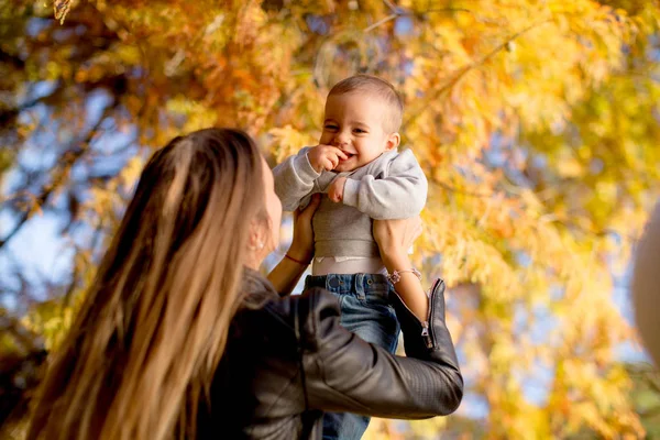 Joven Madre Bebé Parque Otoño Día Soleado — Foto de Stock