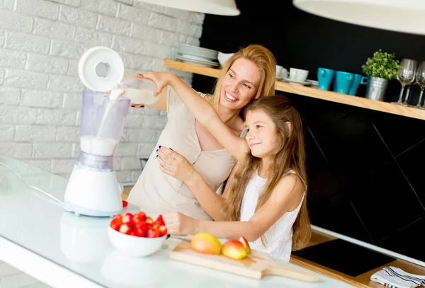 Mãe Filha Preparando Batido Shealthy Cozinha Moderna — Fotografia de Stock