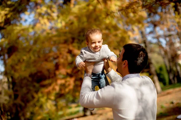 Genç Baba Güneşli Gün Sonbahar Parkta Oynarken Bebeğim — Stok fotoğraf