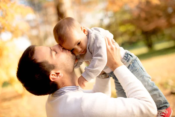Jovem pai e bebê menino no parque de outono — Fotografia de Stock