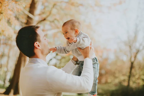 Jovem pai e bebê menino no parque de outono — Fotografia de Stock