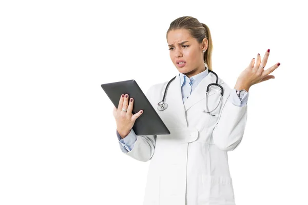 Красивая молодая женщина врач с цифровым планшетом — стоковое фото