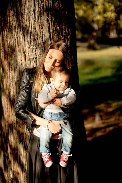 Anne ve bebek çocuk sonbahar Park — Stok fotoğraf