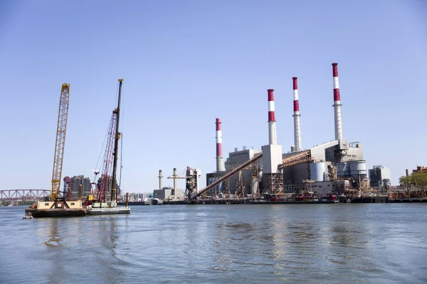 Ravenswood Generating Station on the East River in  New York — Stock Photo, Image