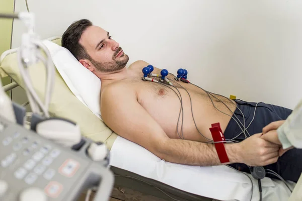 Jovem fazendo ECG no hospital — Fotografia de Stock