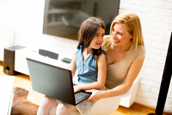 Mãe e filha em conjunto com laptop — Fotografia de Stock