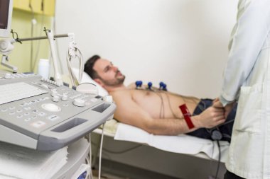 EKG hastanede yapan genç erkek