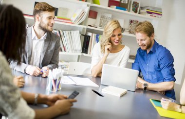Genç meslektaşlarının modern ofis oturma grubu