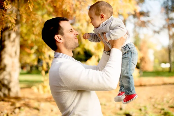 Jeune père et bébé garçon dans le parc d'automne — Photo