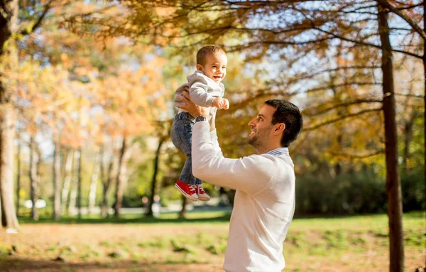 Joven padre y bebé en el parque de otoño — Foto de Stock