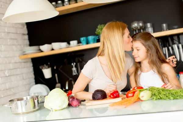 Mère et fille dans la cuisine moderne préparant la nourriture — Photo