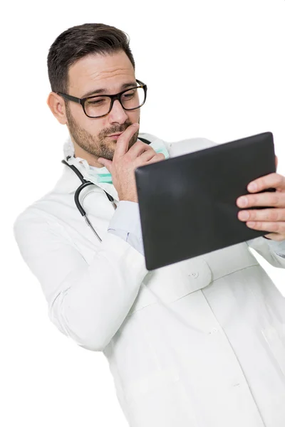 Médico joven con tableta digital — Foto de Stock