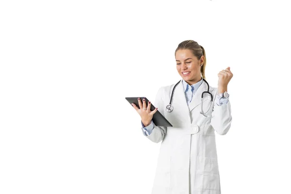 Doctora bastante joven con tableta digital — Foto de Stock