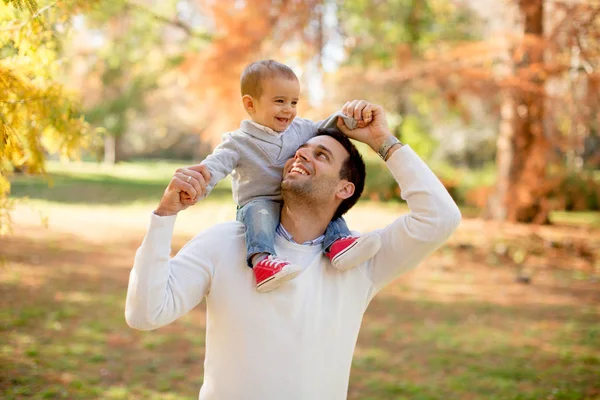 Joven padre y bebé en el parque de otoño — Foto de Stock