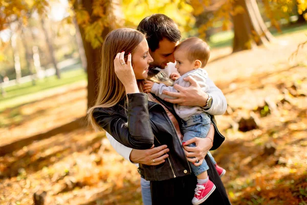 Joyeux jeunes parents avec bébé garçon dans le parc d'automne — Photo