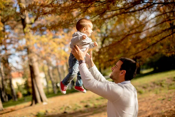 Genç Baba ve bebek çocuk sonbahar Park — Stok fotoğraf