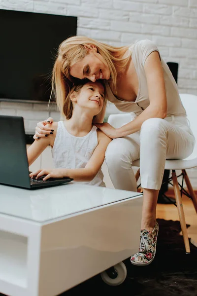 Mère et fille utilisant un ordinateur portable à la maison — Photo