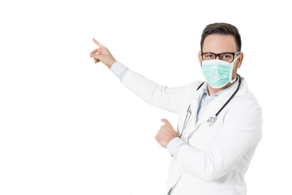 Портрет врача с хирургической маской на изолированном белом спинке — стоковое фото