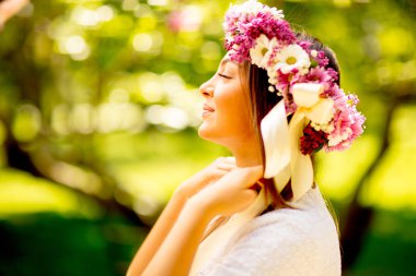 Öğe, dikey, genç kadının kafasında taze çiçek çelenk