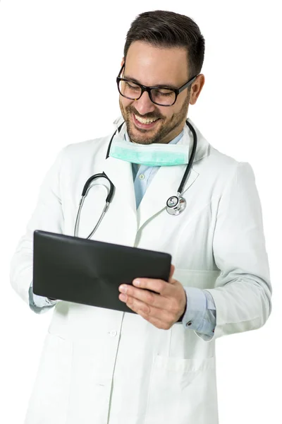 Молодой врач с цифровым планшетом — стоковое фото