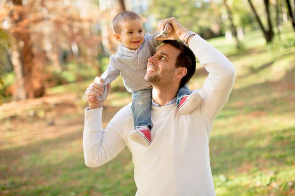 Genç Baba ve bebek çocuk sonbahar Park — Stok fotoğraf