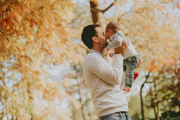 Joven padre y bebé en el parque de otoño — Foto de Stock
