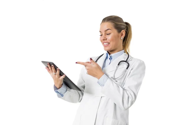 Doctora bastante joven con tableta digital — Foto de Stock