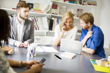 Genç meslektaşlarının modern ofis oturma grubu