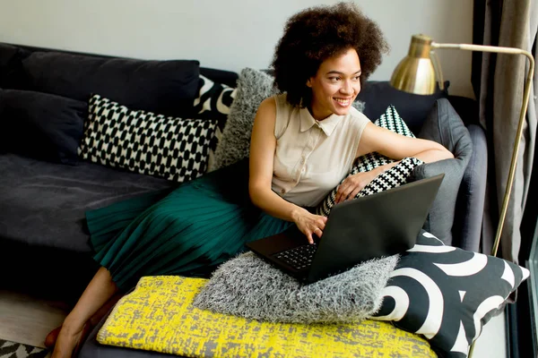 Jonge african american vrouw surfen op het web-internet — Stockfoto