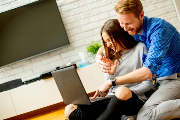 Close View Couple Using Laptop While Sitting Floor Living Room — Stock Photo, Image
