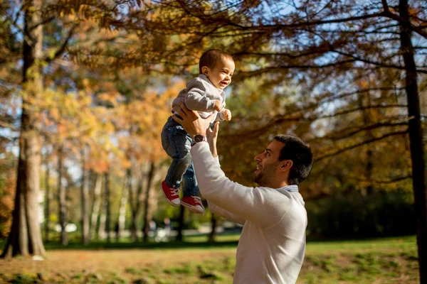 Genç Baba ve bebek çocuk sonbahar Park — Stok fotoğraf