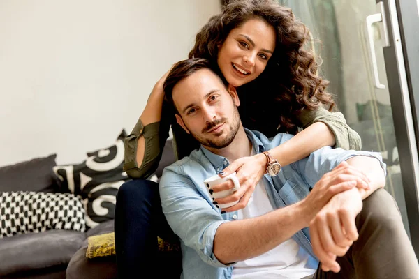 Pareja cariñosa en la habitación —  Fotos de Stock