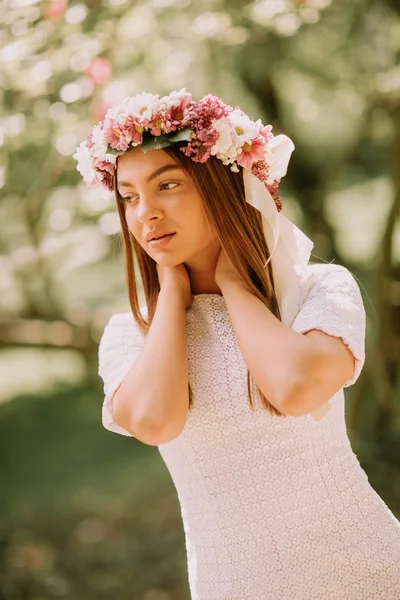 Портрет молодої жінки з вінком зі свіжих квітів на голові — стокове фото