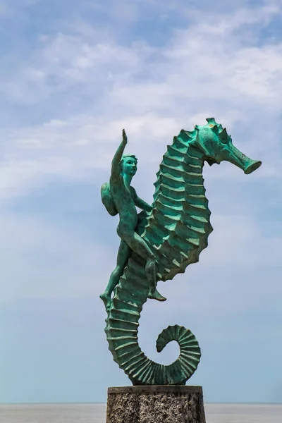 Jongen op de Seahorse sculptuur in Puerto Vallarta in Mexico — Stockfoto